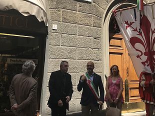 una-targa-in-ricordo-di-mario-del-monaco-sulla-facciata-della-casa-di-via-ricasoli-in-cui-nacque