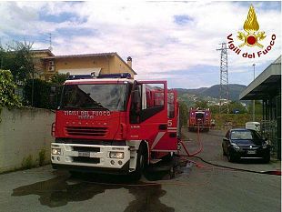 pistoia-brucia-il-tetto-di-un-supermercato-a-montale