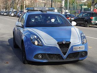 minaccia-i-passanti-con-un-coltello-i-poliziotti-estraggono-il-te