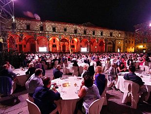 cena-di-beneficenza-in-piazza-santissima-annunziata