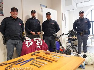 fermato-dalla-polizia-dopo-il-furto-di-un-telefono-ad-un-corr