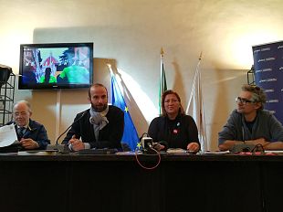 clet-firma-la-medaglia-della-firenze-marathon-2018