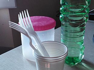 via-la-plastica-da-mense-ospedali-e-universita-ma-resta-il-problema-delle-bottigliette