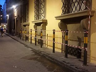 i-paletti-installati-sul-marciapiede-di-borgo-pinti