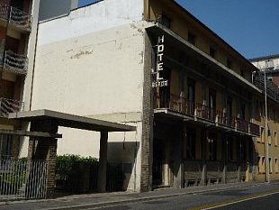 via-toselli-aggredita-la-troupe-di-fuori-dal-coro