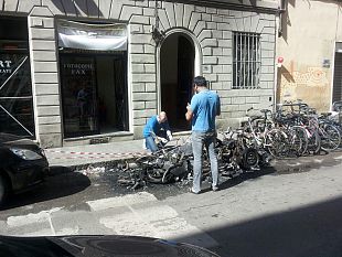 paura-in-centro-a-firenze-auto-in-fiamme-allalba