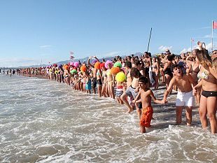 a-lido-il-grande-tuffo-collettivo-in-parrucca-di-solidarieta