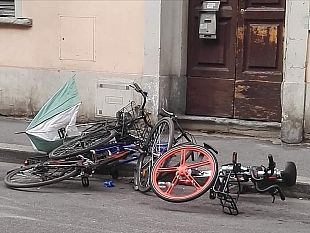 zona-interdetta-ai-pedoni-anziana-cade-dal-marciapiede