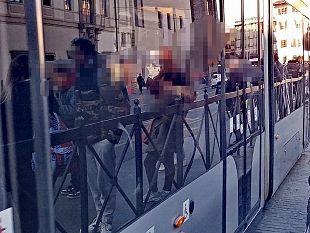 urta-contro-i-paletti-della-tramvia-lascia-lauto-e-scappa