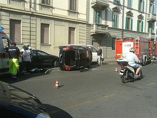 incidente-rocambolesco-auto-si-ribalta-in-viale-morgagni
