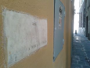 latrina-di-lusso-firenze-ha-le-telecamere-in-bagno