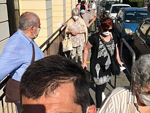 centro-prelievi-careggi-pazienti-in-fila-per-ore-sotto-il-sole-si-installi-subito-un-tendone