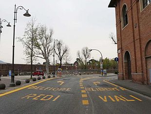 tir-incastrato-in-piazza-bambine-e-bambini-di-beslan