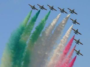 zeffirelli-a-100-anni-dalla-nascita-le-frecce-tricolori-sulla-citta