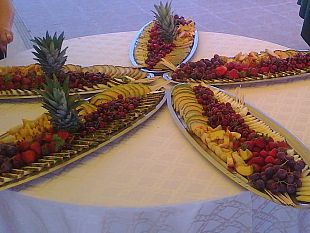 b201261421-la-dieta-per-gli-anziani-delle-rsa-cibi-freschi-e-consumati-in-compagnia