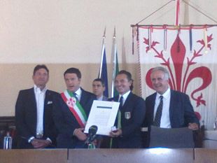 b305271603-cesare-prandelli-riceve-la-cittadinanza-onoraria-a-consegnarla-matteo-renzi