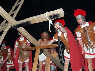 a904082320-processione-di-comeana-a-carmignano-prato-br-pienza-la-processione-degli-scalzi-br-casole-all-abruzzo-le-offerte-della-processione