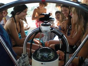 b009062013-50-ragazzi-barca-a-vela-in-compagnia-di-soggetti-con-svantaggio-psichico