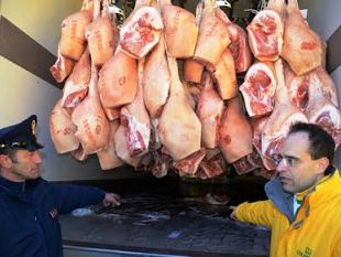 b312061457-made-in-italy-a-chi-arriva-per-natale-il-falso-prosciutto-ira-degli-allevatori