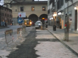 san-marco-babbo-natale-e-befana-a-firenze-portano-il-catrame