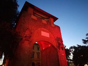 porte-storiche-illuminate-di-rosso-per-le-donne-le-foto