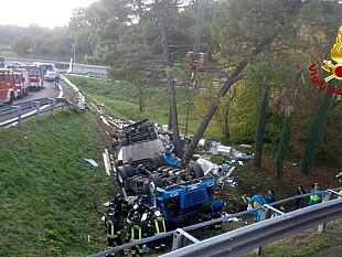 autostrada-mezzo-pesante-si-ribalta-un-morto-in-valdichiana