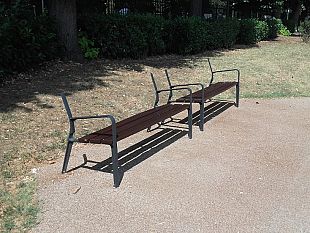 vandali-sullarno-rotte-le-panchine-dellarea-dedicata-ad-aldo-moro-ed-alla-sua-scorta