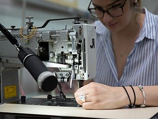pelletteria-in-toscana-a-firenze-giovani-lavoro-brand-alta-moda
