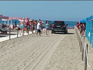 la-nuova-moda-vado-in-auto-in-spiaggia
