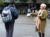 a412011824-giornata-aids-monciatti-distribuisce-vademecum-davanti-a-tre-scuole-di-firenze-e-sesto-br-i-verdi-di-firenze-invece-hanno-distribuito-preservativi-e-volantini-informativi-nelle-universita