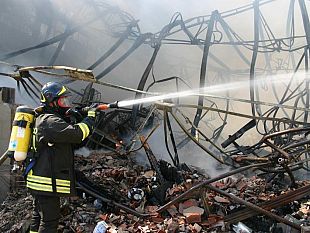 b402061311-incendio-in-capannoni-cinesi-c-e-l-ombra-del-dolo