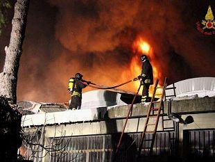 b102031506-scandicci-fiamme-in-uno-stabilimento-industriale