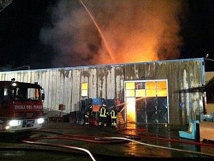 b208161923-pistoia-in-fiamme-una-ditta-di-tessuti