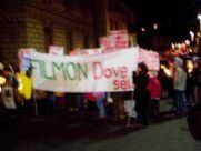 a502171125-duemila-persone-unite-da-un-punto-interrogativo