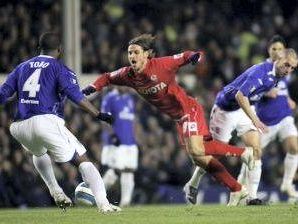 a803122353-calcio-coppa-uefa-il-dischetto-lancia-la-fiorentina-ai-quarti