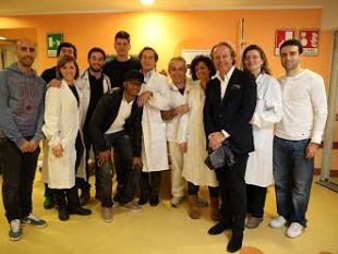 b312161757-i-giocatori-della-fiorentina-in-visita-ai-bambini-del-meyer-foto