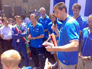b007151406-nazionale-a-firenze-consegna-delle-chiavi-a-bargnani-e-belinelli-foto