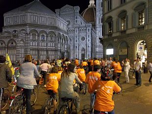 b205131659-700-partecipanti-ieri-sera-alla-notte-blu-dei-ciclisti-illuminati