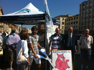 b109092215-una-parte-del-pd-partecipa-alla-raccolta-di-firme-idv