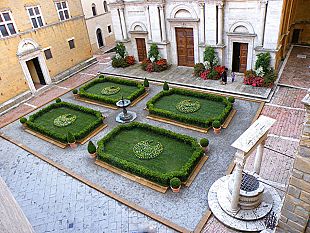 a905081448-pienza-e-i-fiori-nella-cittadina-di-pio-ii-domani-sabato-9-e-domenica-10-maggio