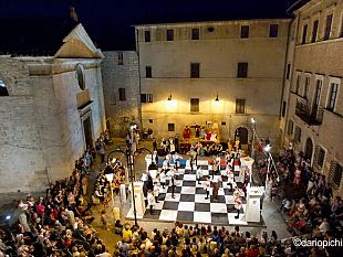 b306291943-gli-scacchi-viventi-a-sarteano