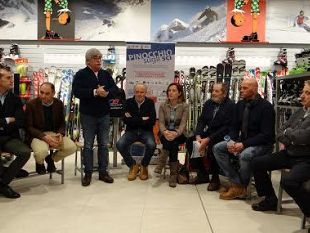 b401301936-32-pinocchio-sugli-sci-sulle-montagne-pistoiesi