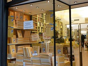 b111032224-libreria-de-servi-a-firenze-a-ruba-il-libro-su-pinocchio
