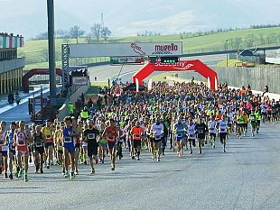 in-mugello-tutti-pazzi-per-la-corsa-podistica-sul-circuito