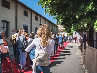 mostra-dellartigianato-cartelli-di-segnalazione-nellarea-del-vietnam-per-scene-che-potrebbero-urtare-la-sensibilita