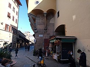 il-tar-vieta-di-vendere-borse-sul-ponte-vecchio