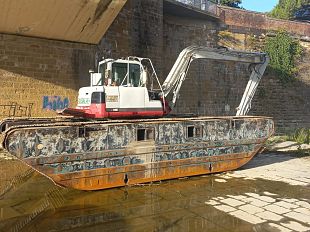 escavatore-anfibio-in-arno-lavora-galleggiando