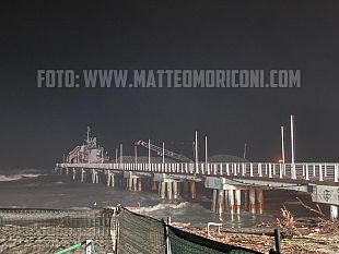 nave-incagliata-a-marina-di-massa