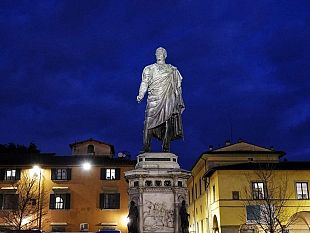 nuova-luce-in-piazza-san-marco-illuminato-anche-manfredo-fanti
