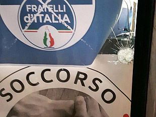 campagna-elettorale-danneggiata-la-sede-di-fratelli-ditalia-a-massa
